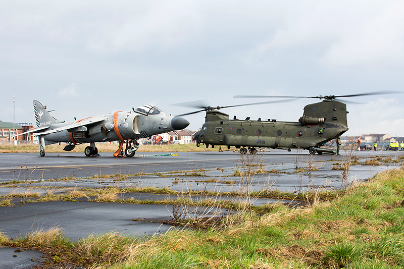 Photo of an RAF Chinook alongside a Sea Harrier ‘jump jet’.